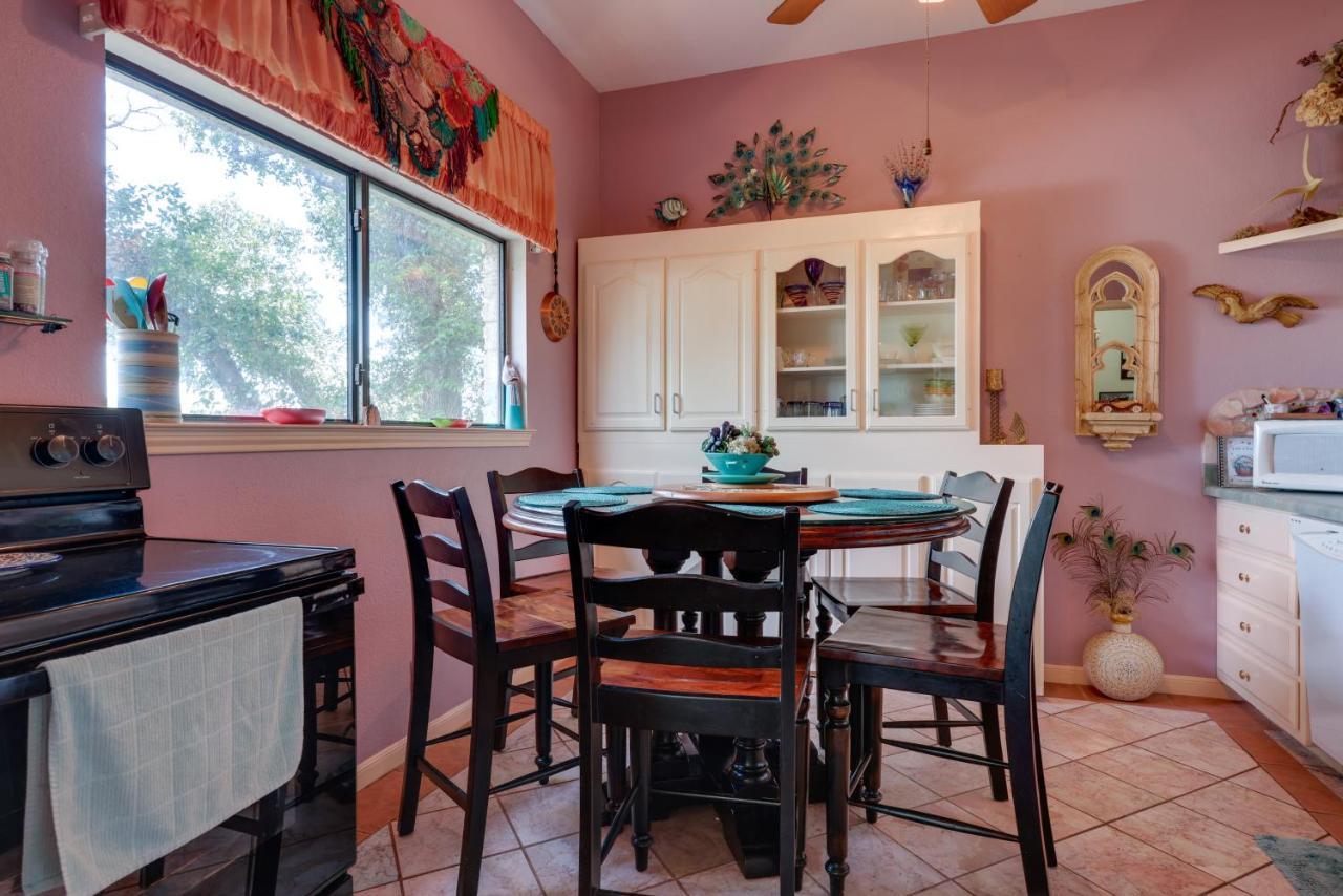 Exotic Home With Patio And Grill Walk To Canyon Lake! Bagian luar foto