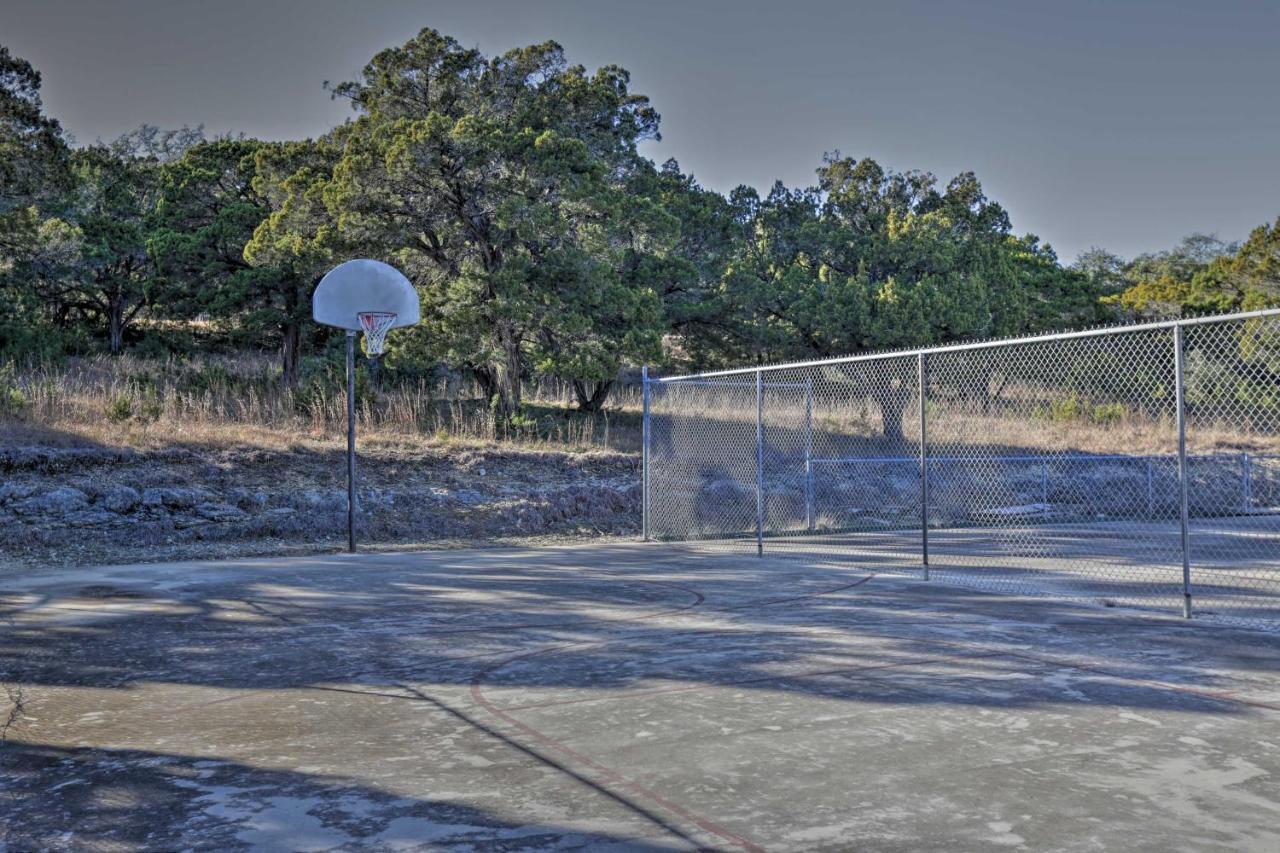Exotic Home With Patio And Grill Walk To Canyon Lake! Bagian luar foto